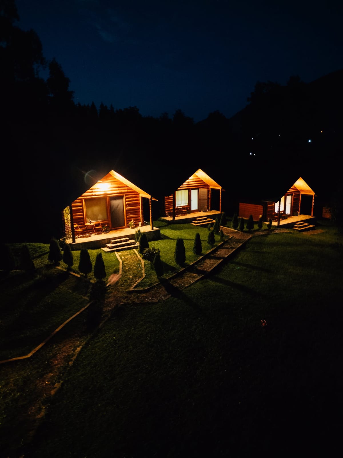 Cabanele luminate seara